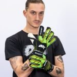4keepers Neo Volt RF2G S982886 goalkeeper gloves - Image 4