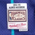Mitchell Ness NBA Charlotte Hornets Alonzo Mourning Swingman T-shirt - SMJYAC18010-CHOPURP94AMO - Image 3
